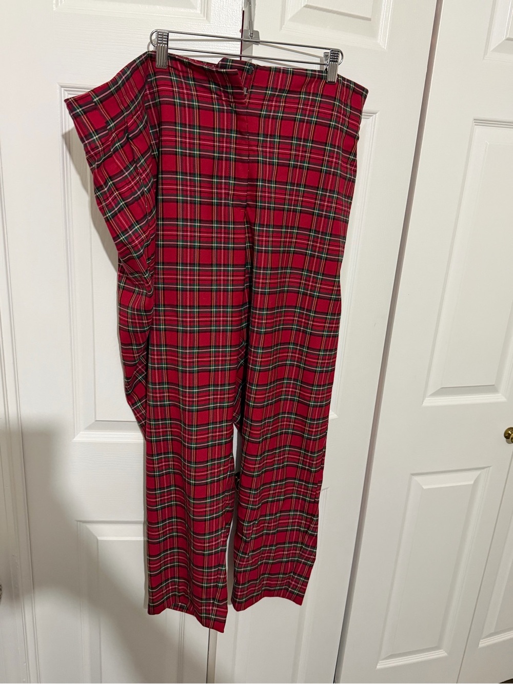 Red Plaid Wide-Leg Pants - Classic Tartan Style 20w